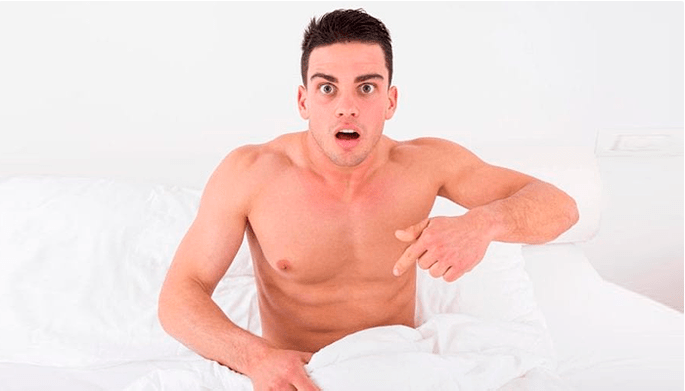 Homem surpreso com o resultado do aumento do pênis em casa