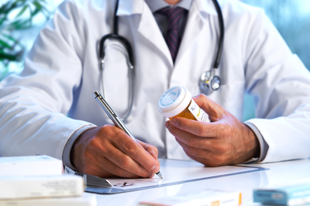 médico prescreve medicamentos após cirurgia de aumento do pênis