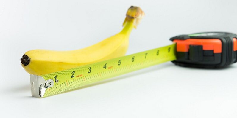 medição do pênis após a cirurgia no exemplo de uma banana